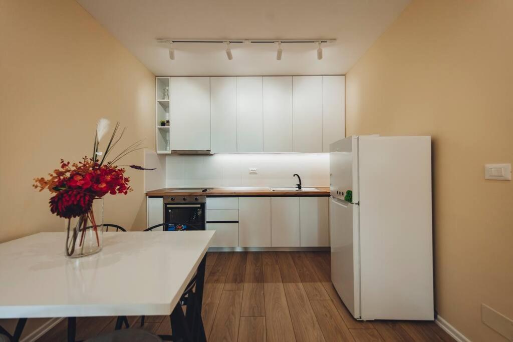 Luxury Apartment At Myslym Shyri Tiranë Ngoại thất bức ảnh