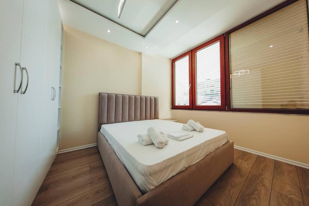 Luxury Apartment At Myslym Shyri Tiranë Ngoại thất bức ảnh
